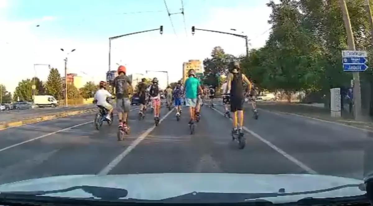 Adolescenții care circulă pe trotinete electrice pe șosea în Timișoara