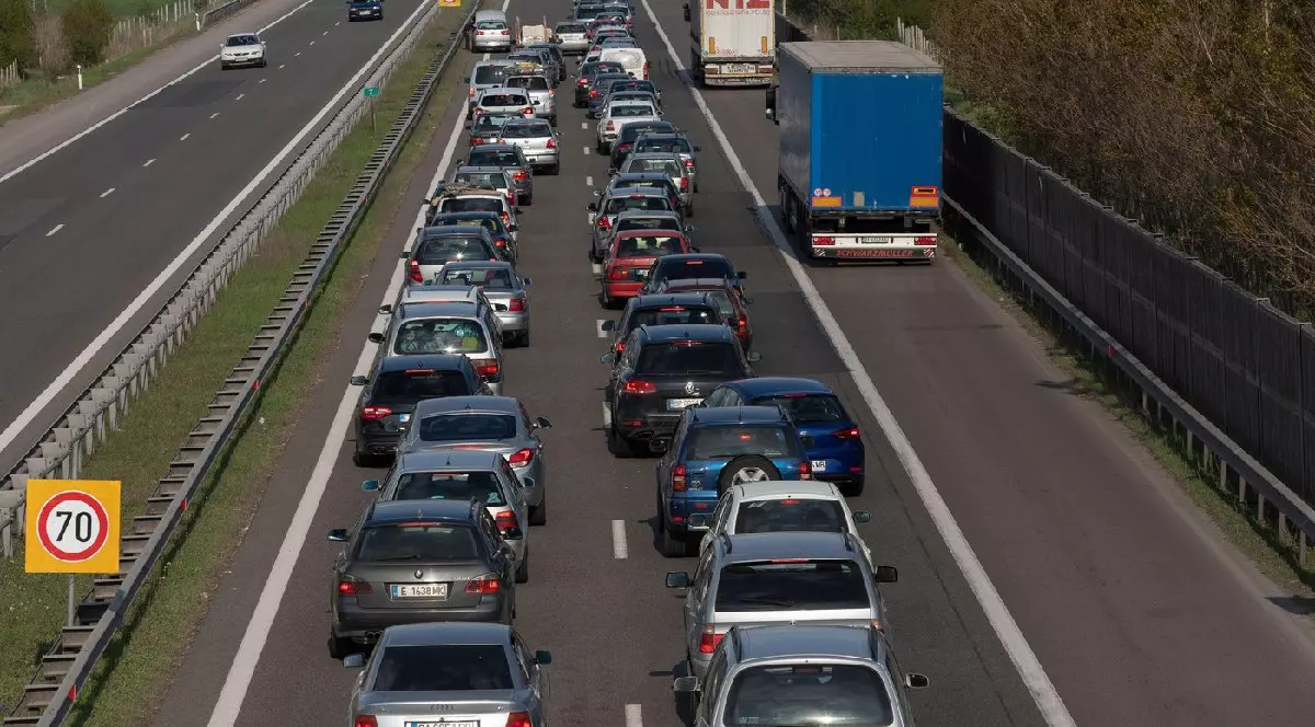 Sofia, Bulgaria - 30 aprilie 2020: Poliția controlează ieșirea din Sofia, capitala Bulgariei, care se află în carantină din cauza virusului COVID-19.