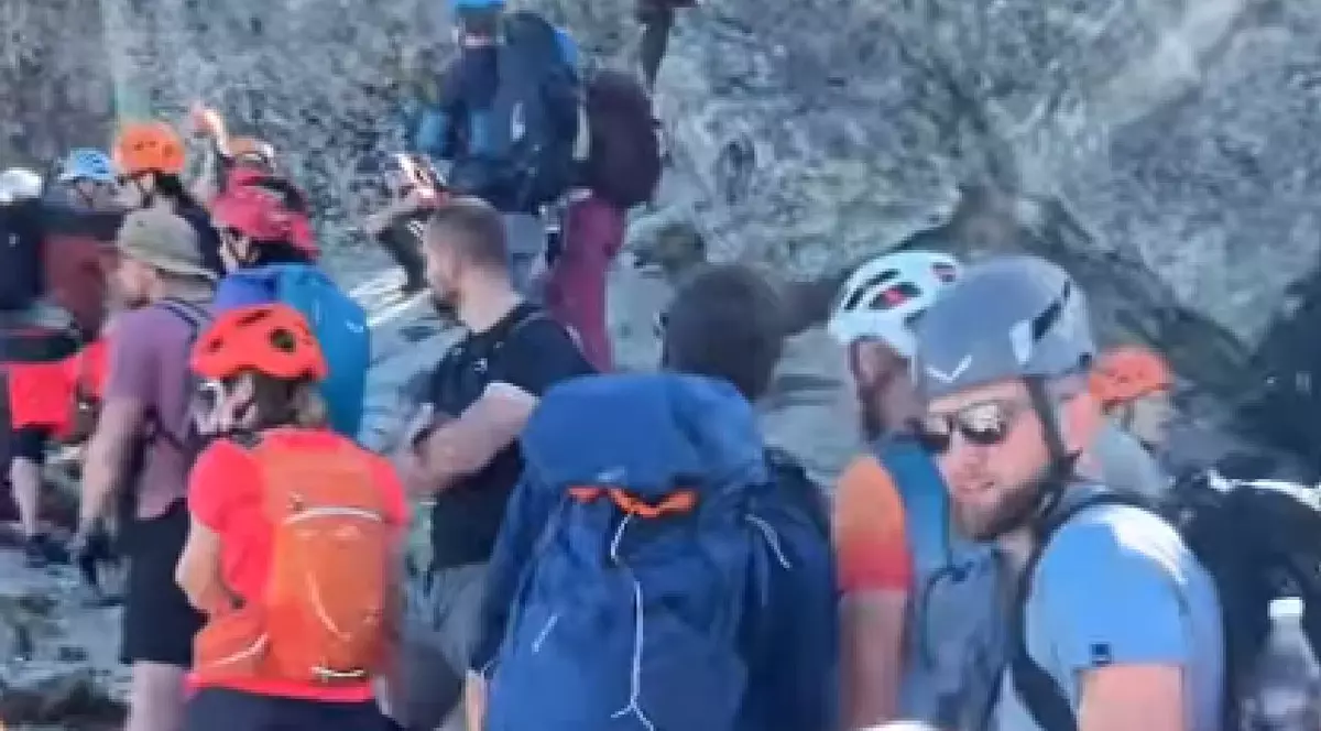 Om lângă om, pe cel mai dificil traseu montan din Polonia: „Nici în supermarket nu e așa aglomerație” | VIDEO