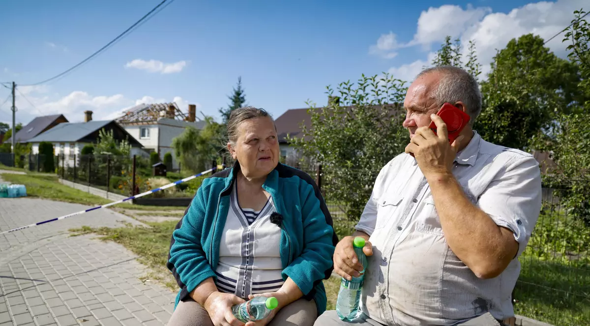 Alicja și Tomasz Wesołowski, în fața casei care a fost distrusă de drona rusească