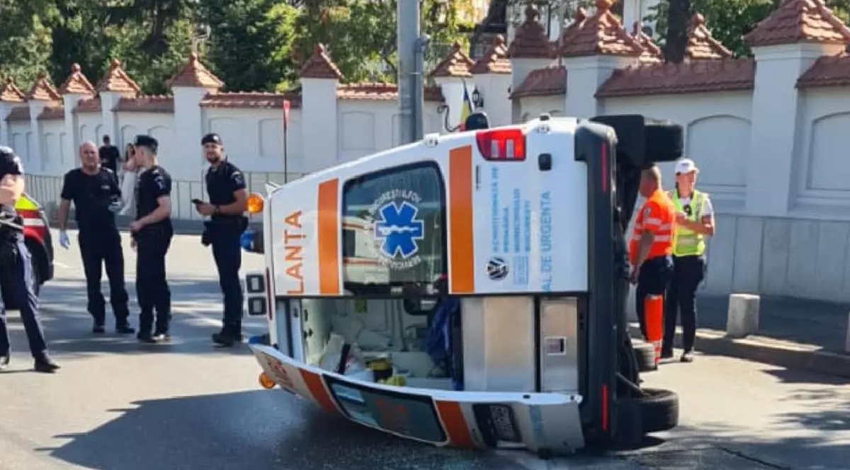 Ambulanta rasturnata in urma unui accident auto - Piața Leu, Cotroceni, 14 septembrie