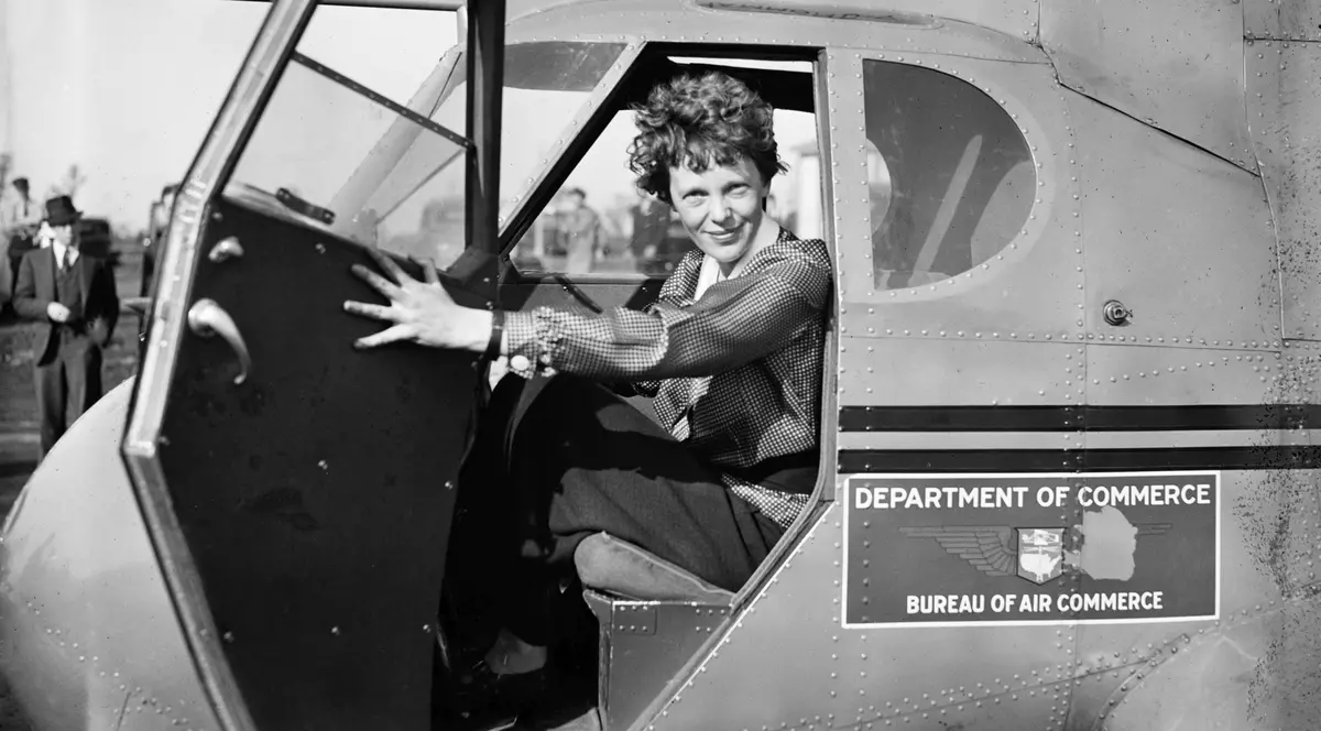 Amelia Earhart stând într-un avion, în anul 1936. Foto Hepta