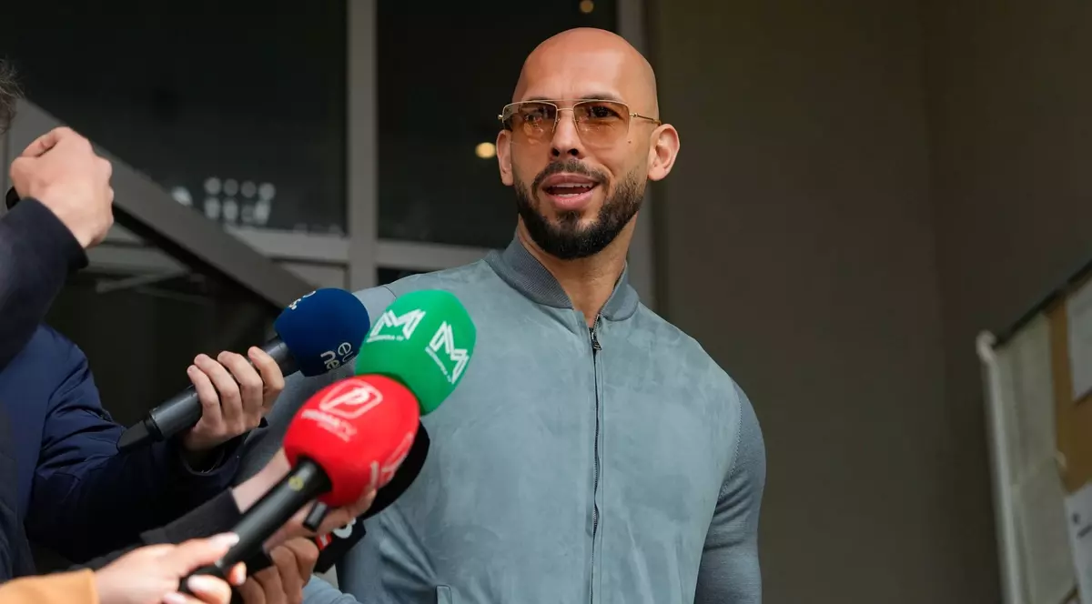 Andrew Tate răspunde întrebărilor, la ieșirea din sediul DIICOT, pe, 1 aprilie 2025