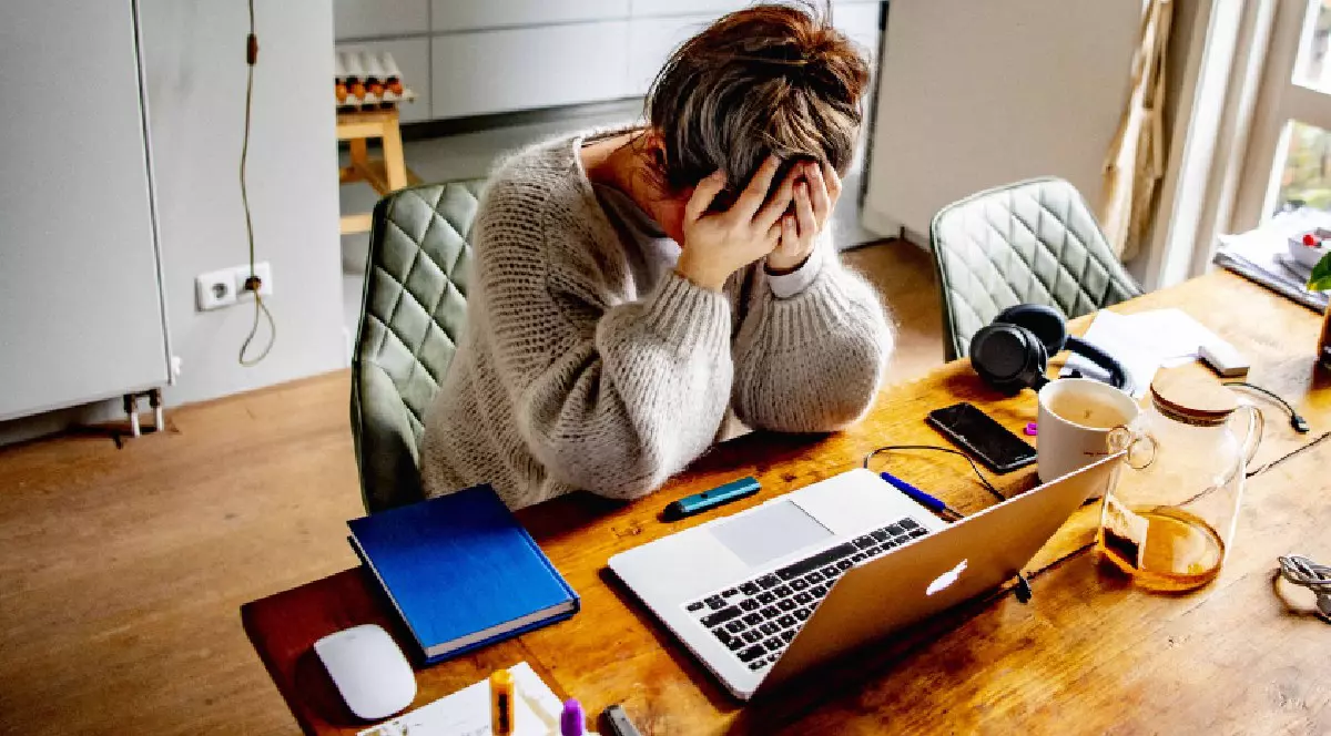 O femeie lucrează de acasă în timpul celui de-al doilea val de măsuri împotriva pandemiei de COVID-19, la Haga, Olanda, pe 29 ianuarie 2021.