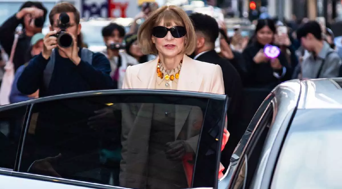 Anna Wintour, într-un costum bej și cu ochelari de soare la ochi, se pregătește să urce într-o mașină