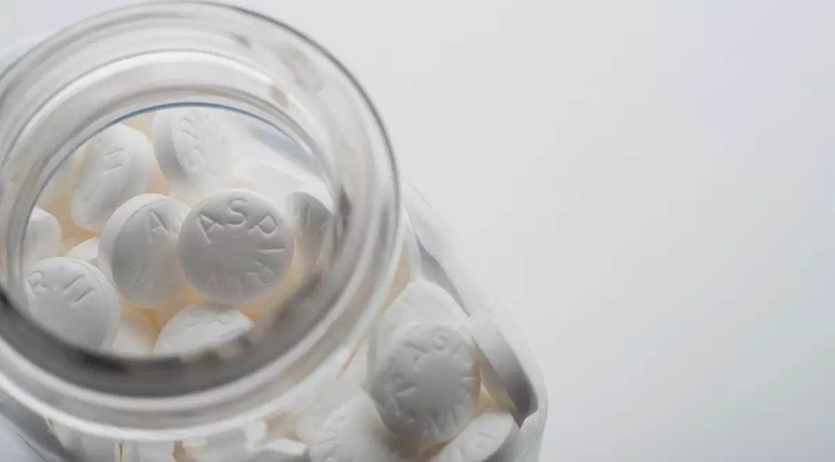 Imagine cu un recipient transparent de aspirină