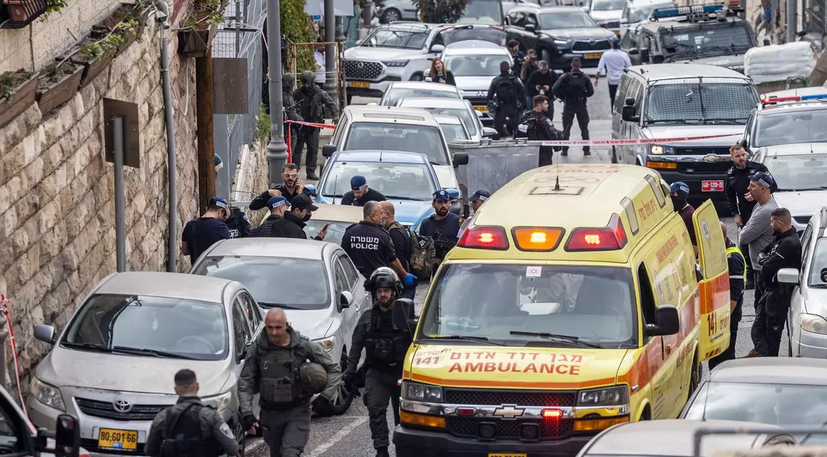 Poliția israeliană este văzută la locul unui atac armat în apropierea Orașului Vechi din Ierusalim, pe 28 ianuarie 2023. Doi israelieni au fost răniți într-un atac armat în apropierea Orașului Vechi din Ierusalim sâmbătă dimineața, a declarat poliția israeliană. In imagine se vede si o ambulanta galbena