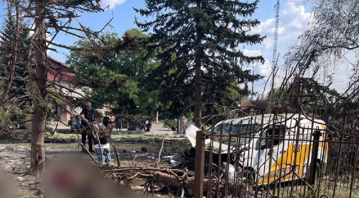 Imagini din Iarovaia, Ucraina, unde o bomba a ucis mai multi pensionari, cadavrele intinse pe jos blurate, si masina postei in dreapta