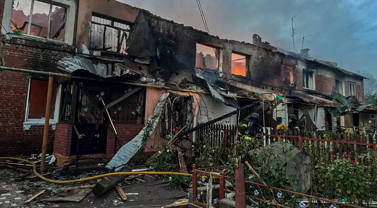 Imagini cu ruinele unei case, cu geamuri sparte, incendiu inauntru, fum, dimineata, după un atac rusesc cu drone în Sumî, Ucraina, 30 septembrie 2025