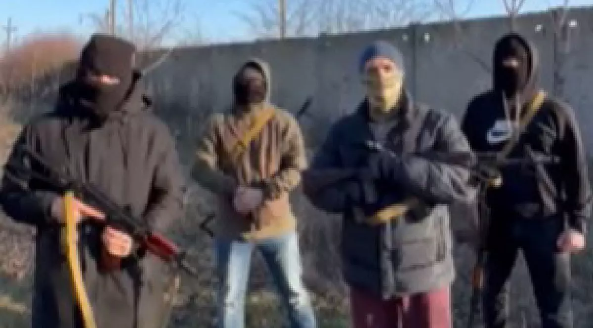 Atesh, grupul de partizani din Crimeea. In imagine se observa 4 persoane inarmate cu ak-47, in tinute civile si cu cagule pe fata