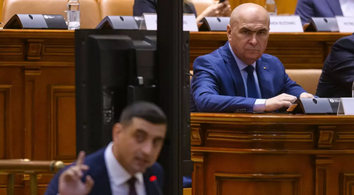 Ilie Bolojan se uită la George Simion în timpul moțiunilor de cenzură ale Opoziției, toate respinse pe 7 septembrie