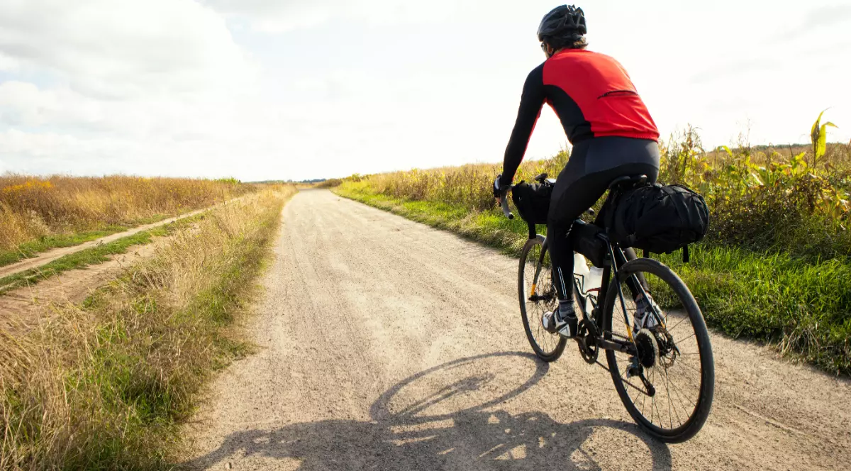 Un bărbat îmbrăcat în echipament care merge cu bicicleta
