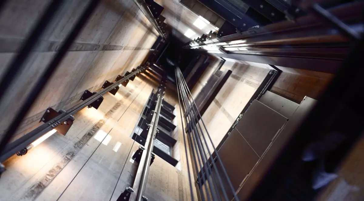 Fotografia făcută în interiorul unui puț de lift