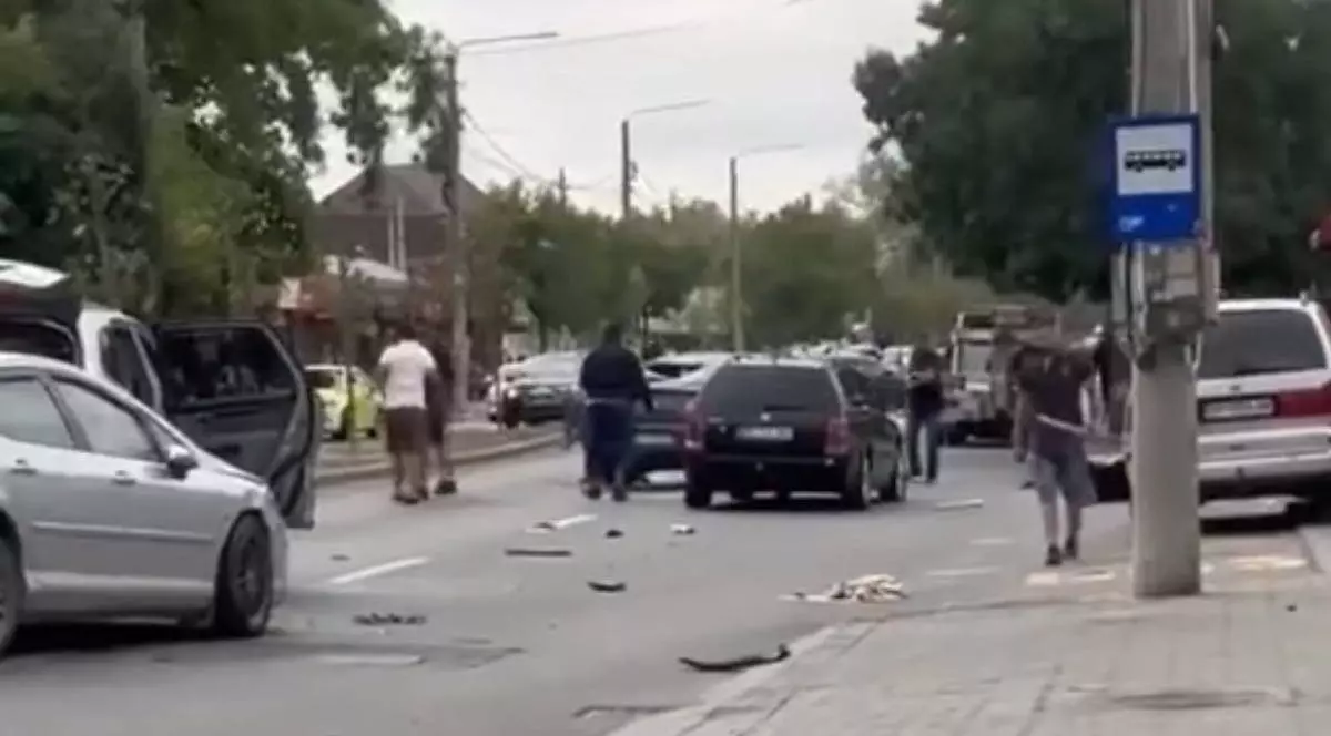 Imagini cu mai multe mașini oprite pe o stradă din Craiova, în timpul bătăii de sâmbătă, 13 septembrie 2025. În fotografie apar mai mulți oameni