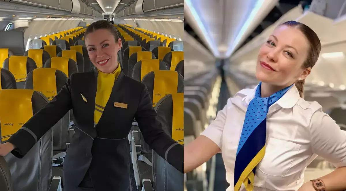 O însoțitoare de zbor, îmbracata in uniforma, pozează pe culoarul avionului