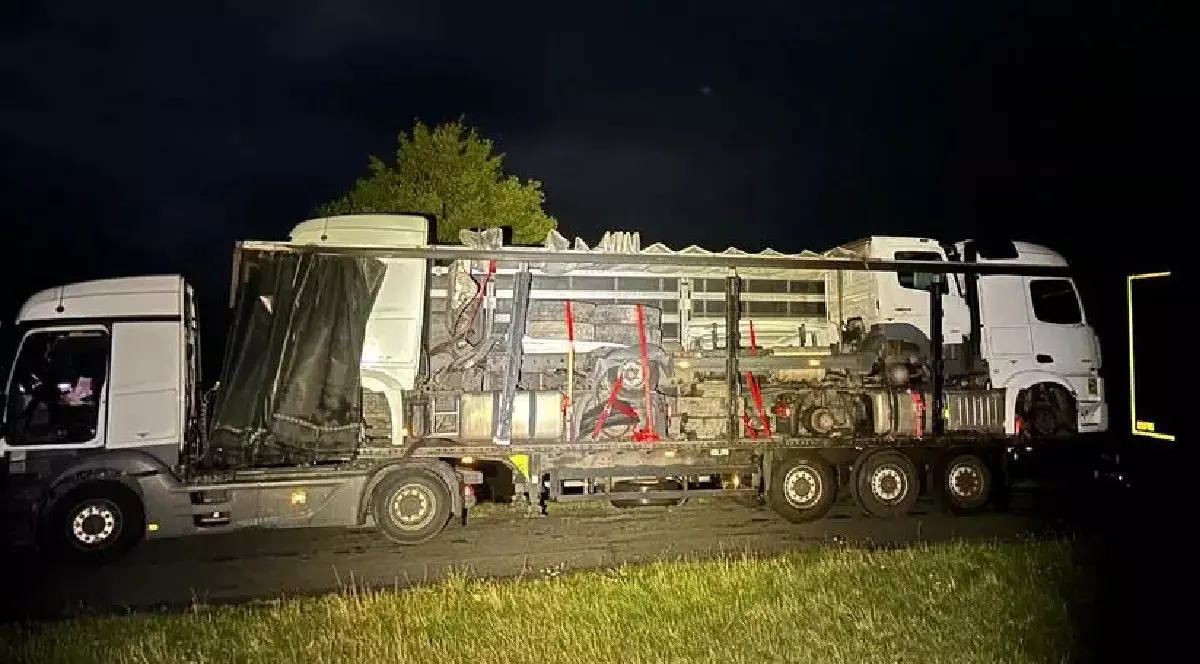 Un camion care transporta alte camioane, pe o autostradă din Germania