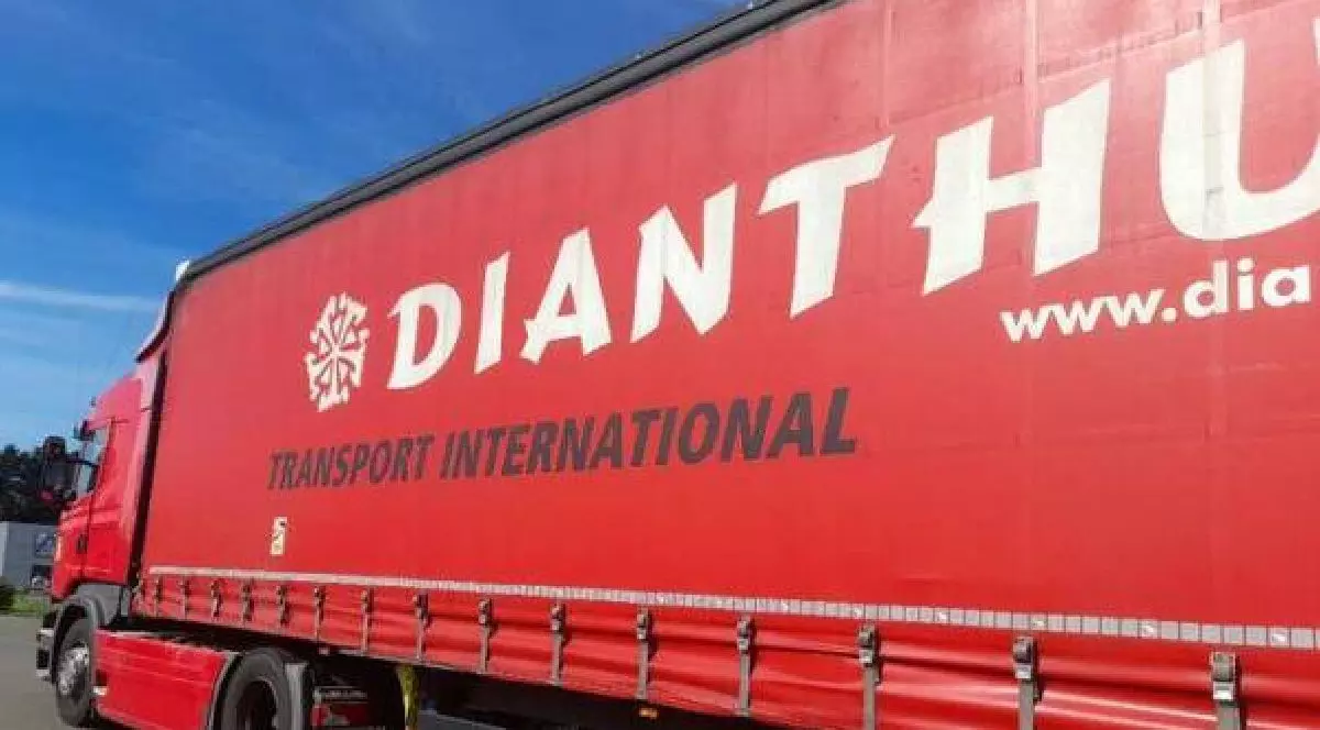 Camionul roșu cu numere de înmatriculare românești este încă parcat într-o parcare de la intrarea în Connerré