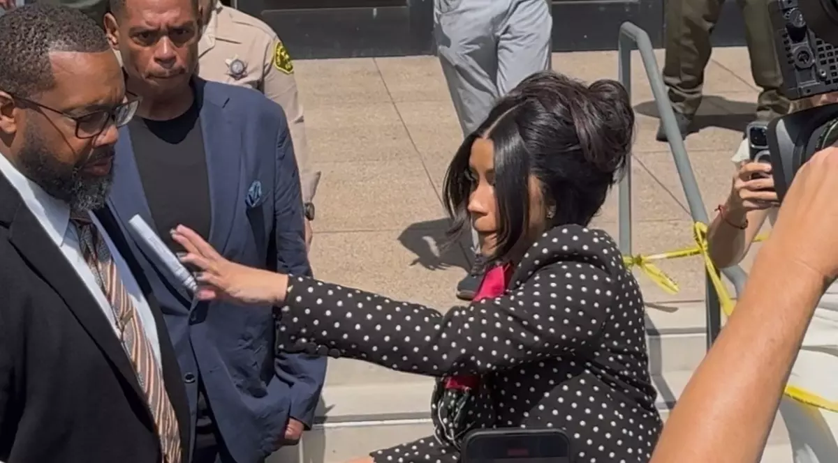 Reacția violentă a lui Cardi B față de paparazzi, când a fost întrebată dacă e însărcinată. S-a întâmplat când a ieșit din sala de judecată