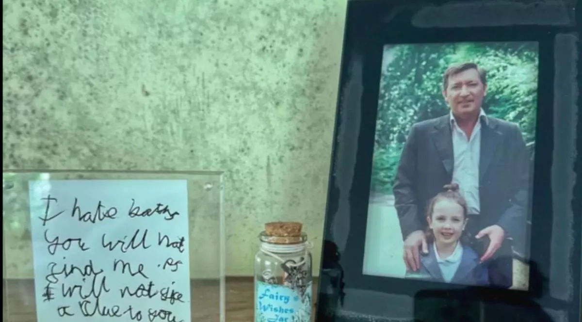 In imagine un bilet alaturat unei poze de familie, cu un tată si o fetita, gasite intr-o casa abandonata in Londra, 2025