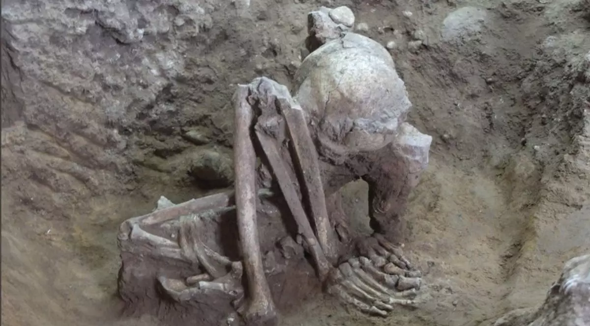 Imaginea cu o mumie, oase contorsionate, gasite pe tarana uscata
