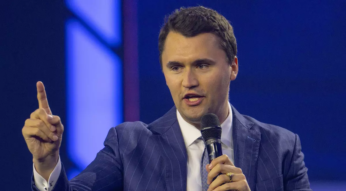 Imagine cu Charlie Kirk vorbind la microfon. Acesta purta un sacou albastru și o cămașă albă