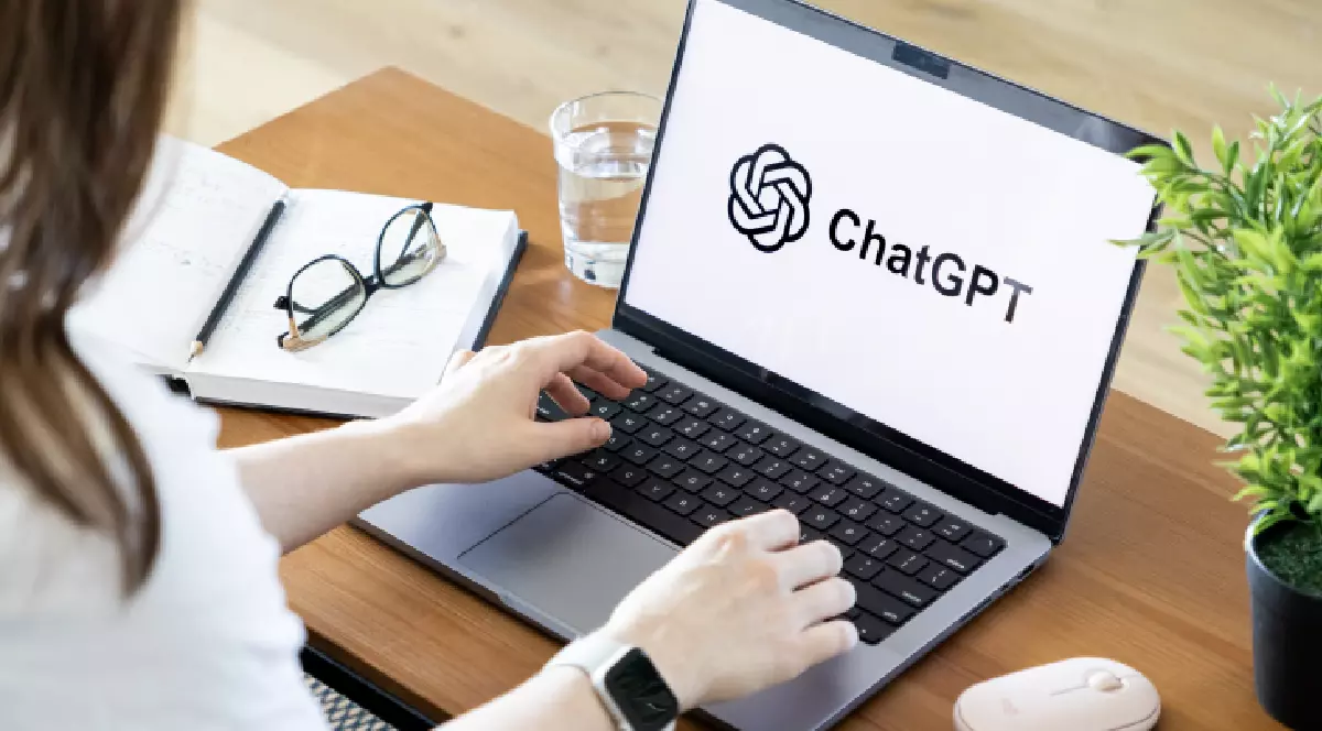 Aplicația ChatGPT afișată pe un ecran de laptop