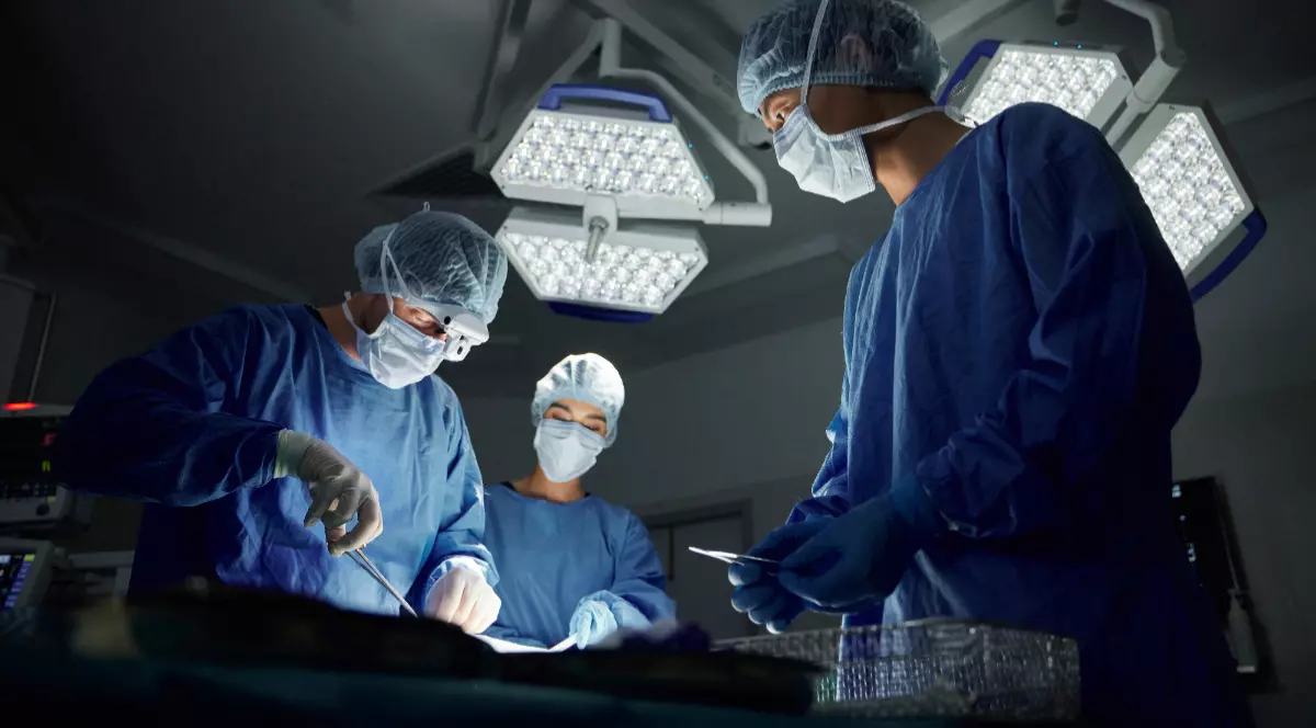 Chirurgi în timpul unei operații
