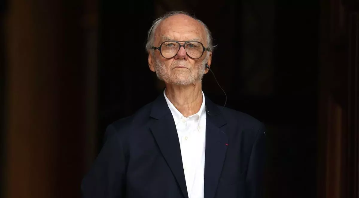 Christian Brincourt, in sacou negru si camasa alba, pe un fundal negru, la ceremonia de înmormântare a lui Jean-Paul Belmondo 2021