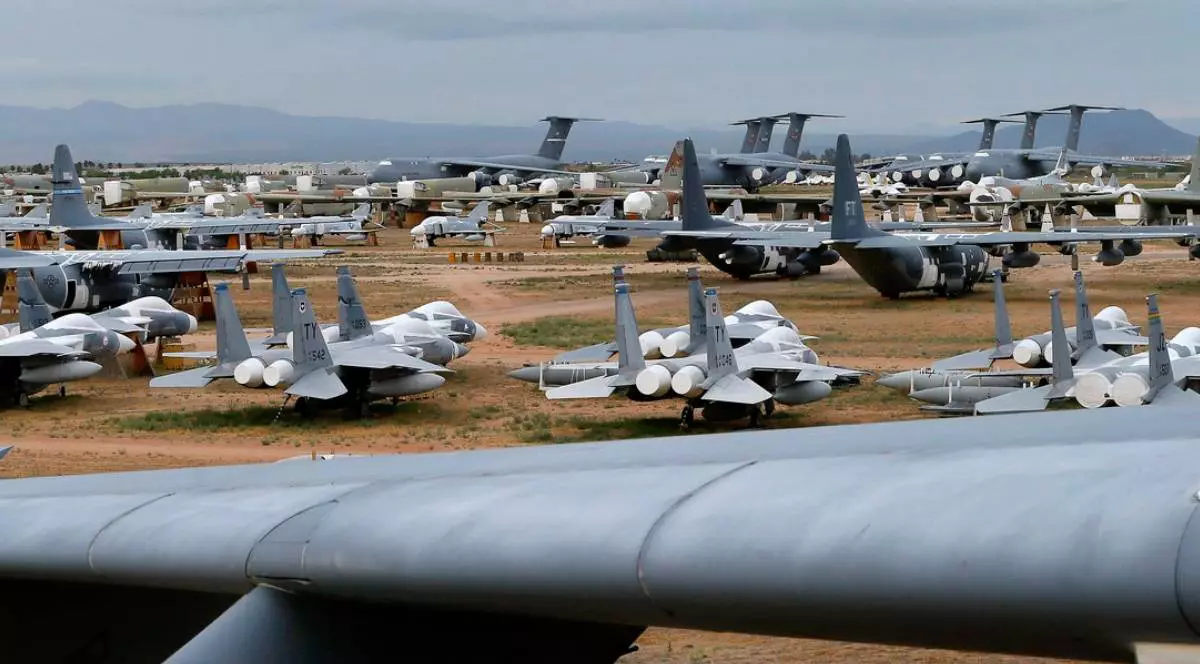 Avioanele vechi stau înșirate în deșert în cel mai mare cimitir de aeronave din SUA