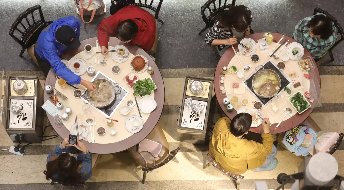 Cină publică la un restaurant din Tsing Yi. Imagine cu caracter ilustrativ. Foto Hepta