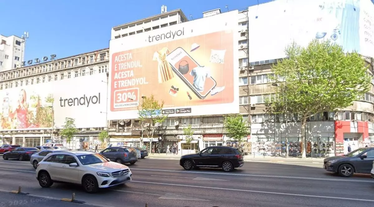 Din cauza stării avansate de degradare a fațadei, blocul Scala e acoperit cu reclame de aproape 20 de ani