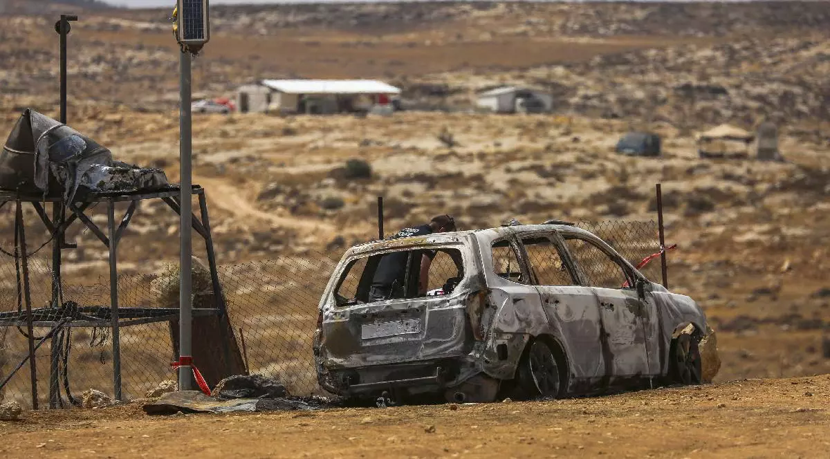 Coloniștii au dat foc unui vehicul aparținând activiștilor pacifiști israelieni care sunt solidari cu palestinienii și stau în casele lor. În imagine se vede o mașină arsă aproape în totalitate