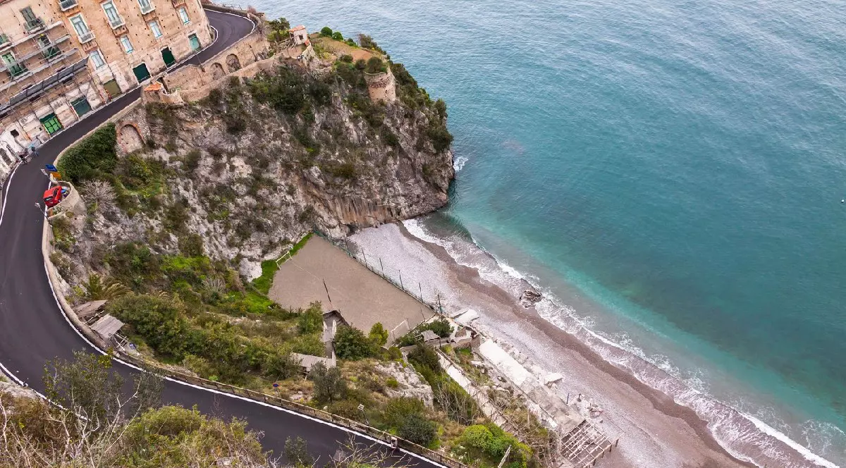 Vedere aeriană de iarnă a plajei de pe coasta Amalfi, Italia, martie 2023