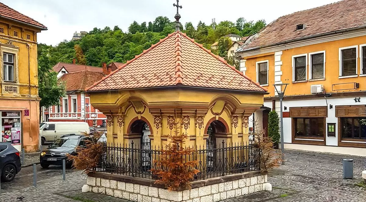 Troița căpitanului Ilie Birt, din Brașov, România, în jurul căreia se văd clădiri și mașini, 26 mai 2017