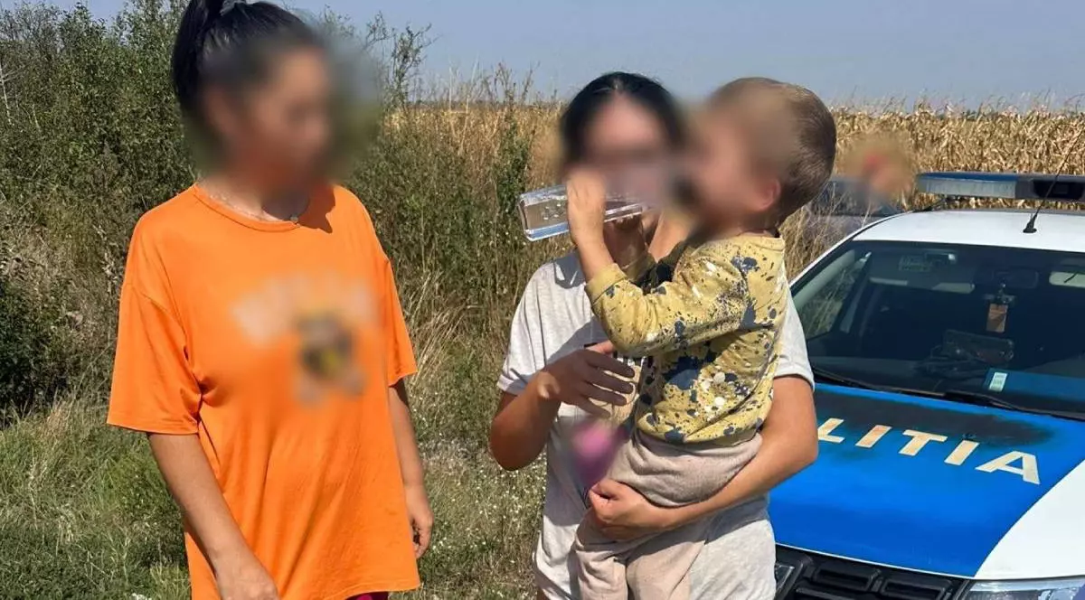 Copilul din Florești care a plecat să vadă lumea, în momentul în care a fost adus de polițiști înapoi la mama sa