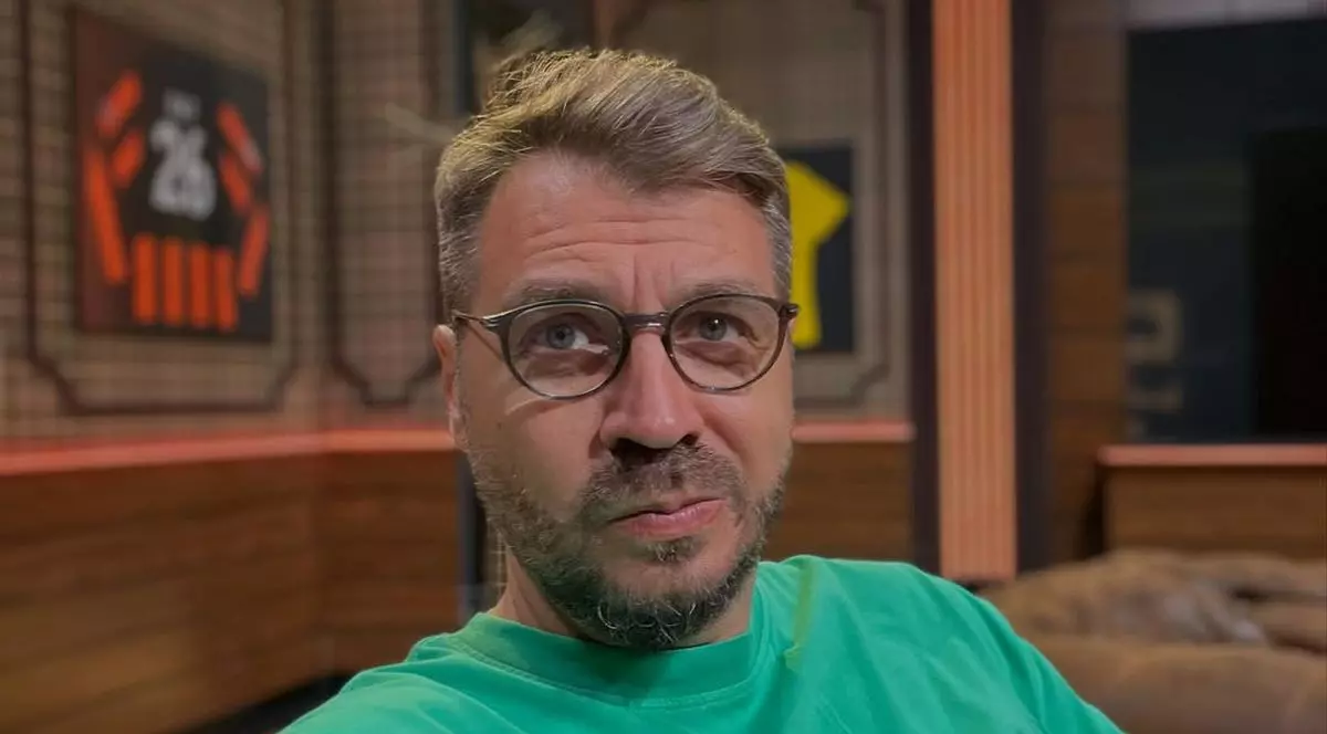 Costin Ștucan în studioul emisiunii „Fața la joc”, difuzată de PRO TV și VOYO