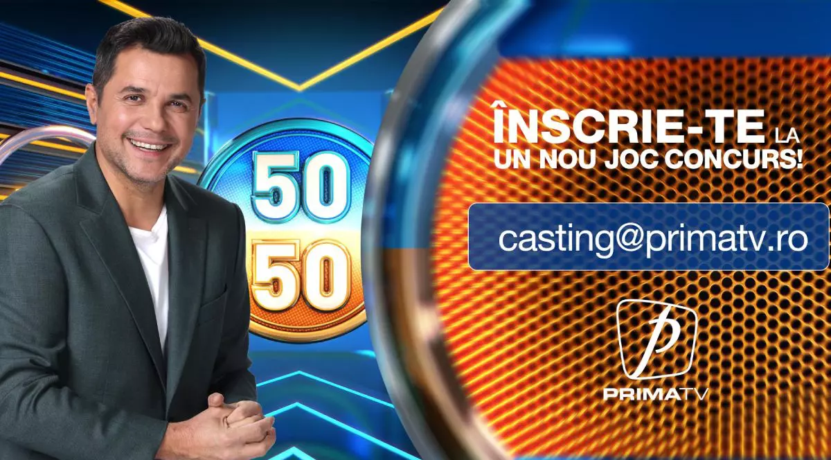 Cove, prezentatorul emisiunii 50-50 de la Prima TV, pe fundalul cu logo-ul emisiunii în culorile albastru și auriu