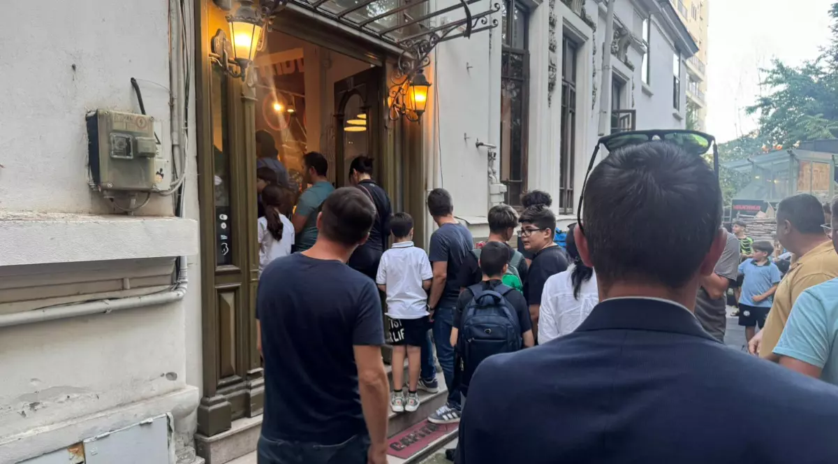 Tineri care s-au adunat la rând pentru a cumpăra Kendama în București