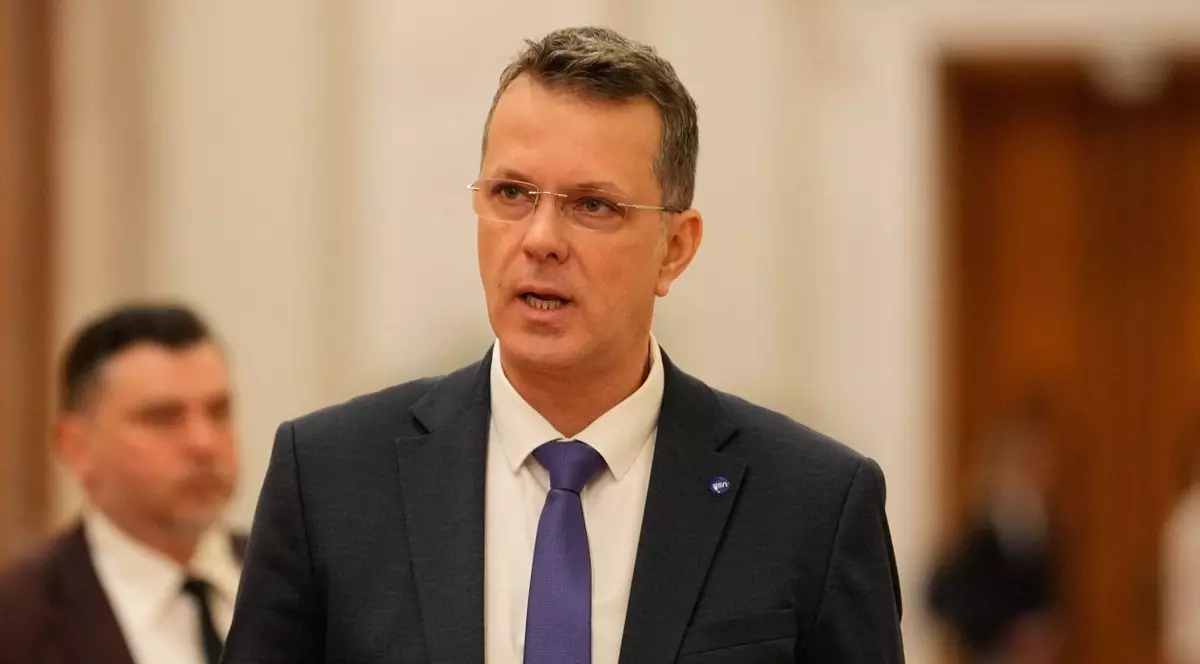 Coali&#539;ia a propus ca &#537;i militarilor s&#259; li se taie 10 la sut&#259; din salarii. Ionu&#539; Mo&#537;teanu s-a opus &#537;i a blocat momentan situa&#539;ia