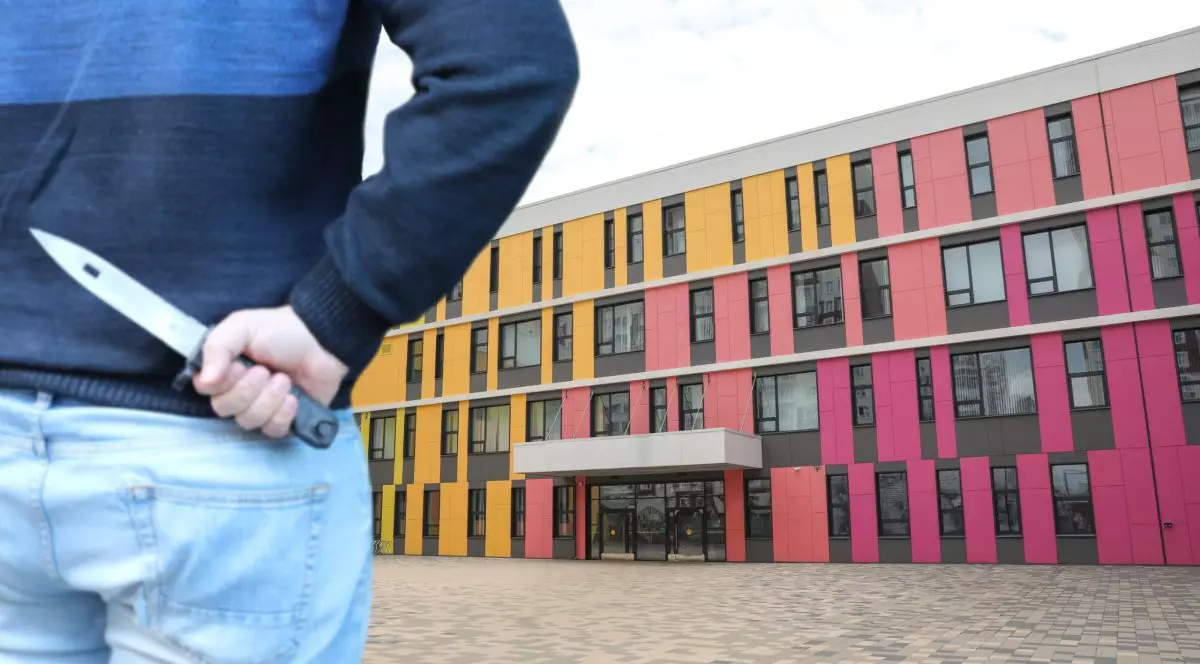 Bărbat înarmat cu un cuțit și care se află în curtea unei școli