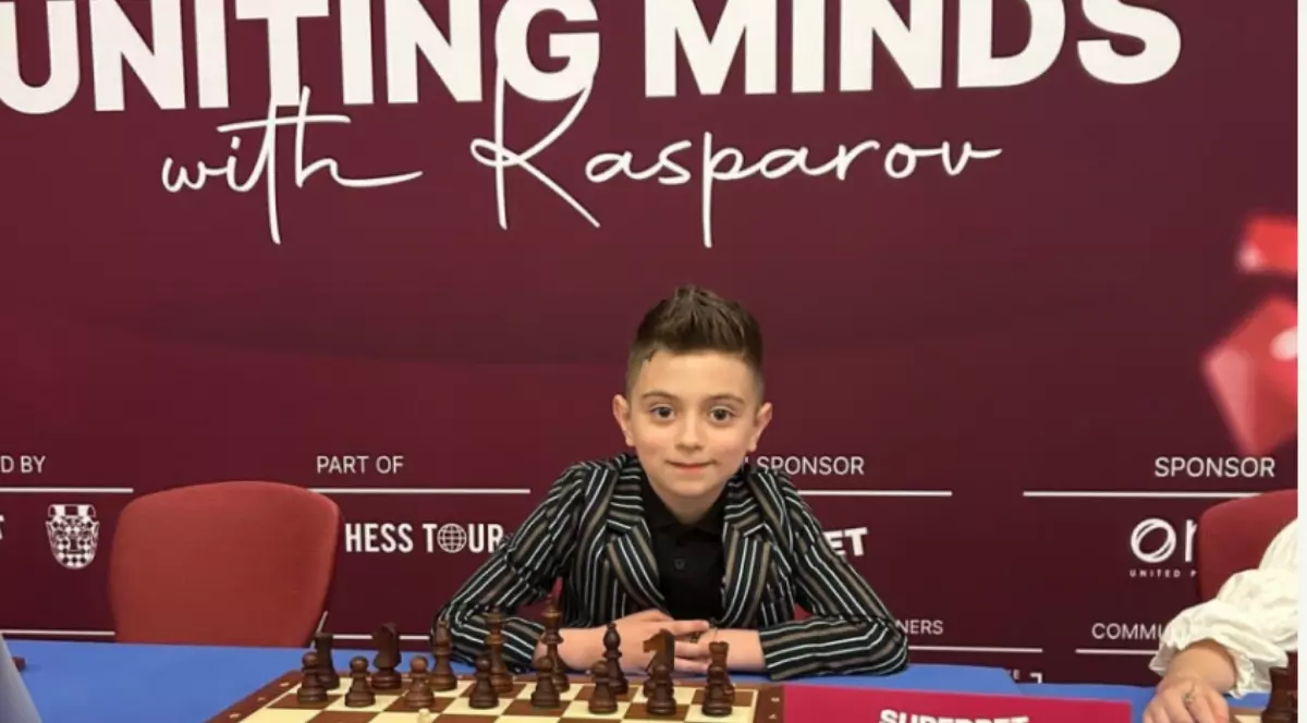 David Christian Talabă care are o tablă de șah în față