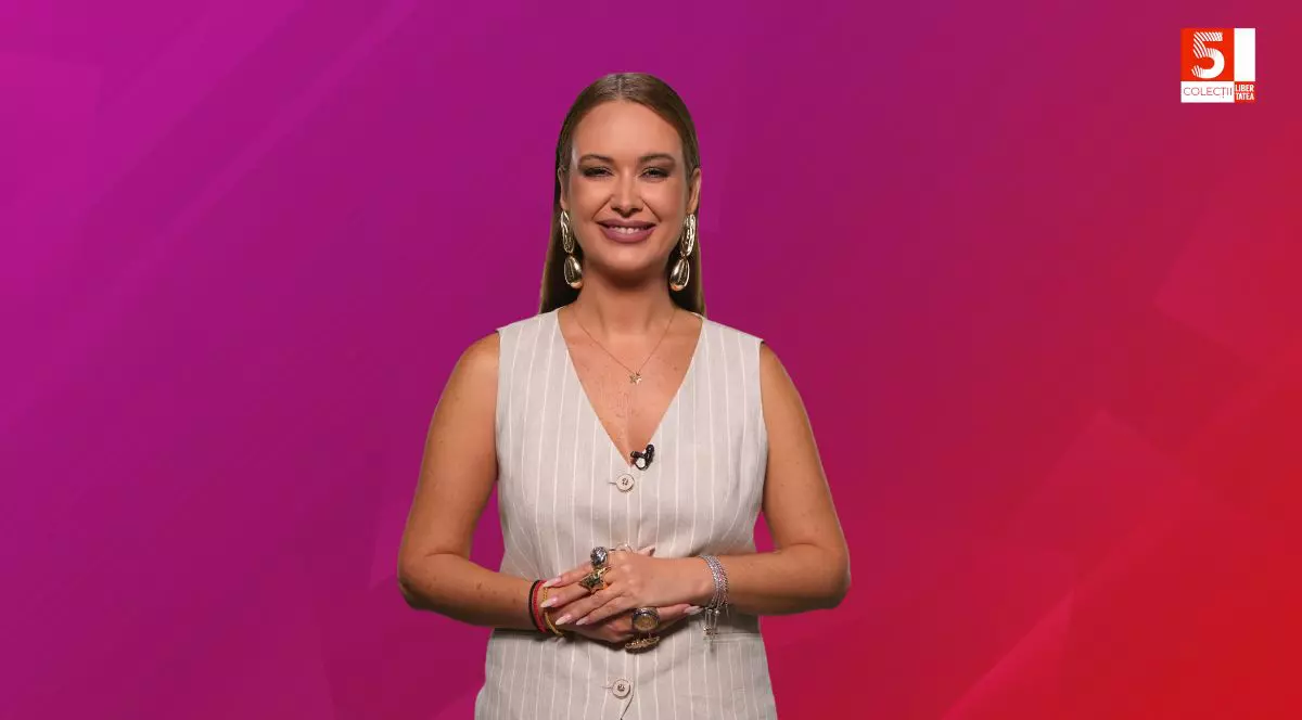Denisa Macovei, îmbrăcată cu o bluză fără mâneci, de culoare deschisă, cu mâinile împreunate, pe fundal roșu-violet, la rubrica 5 Colecții by Libertatea