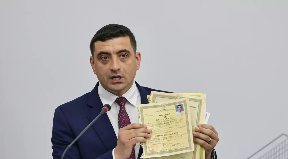 Presedintele AUR, George Simion isi arata diploma de bacalaureat