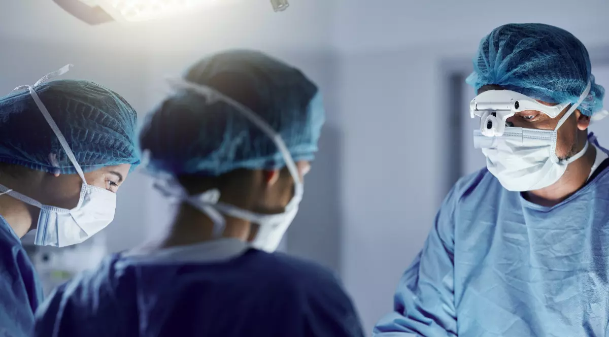 Doctori care se află în timpul unei operații