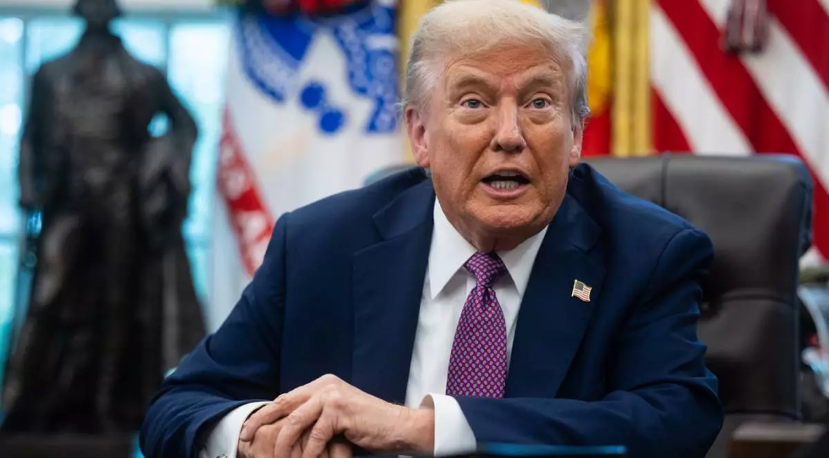 Președintele american Donald Trump, la biroul său de la Casa Albă în timp ce ține furios un discurs