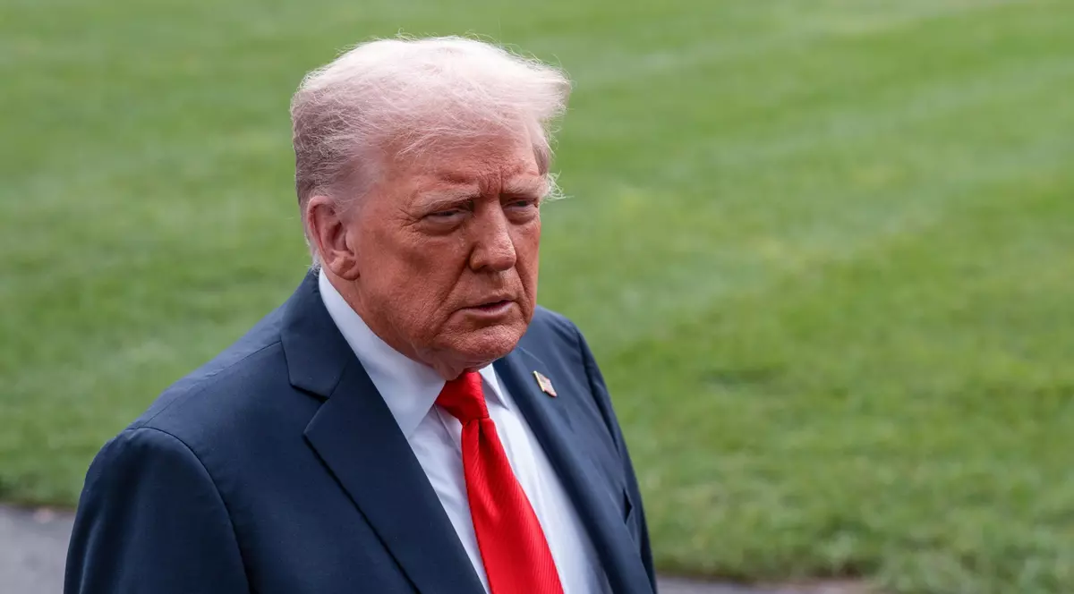 Donald Trump surprins în timp ce poartă un sacou albastru închis, o cămașă albă și o cravată roșie