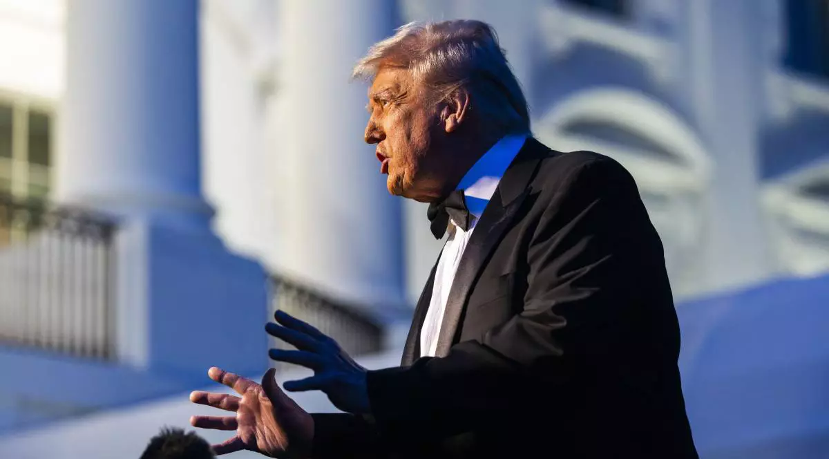 Președintele Statelor Unite, Donald Trump, purtând un frac negru în timp ce ține un discurs la Casa Albă, este fotografiat din profil și gesticulează