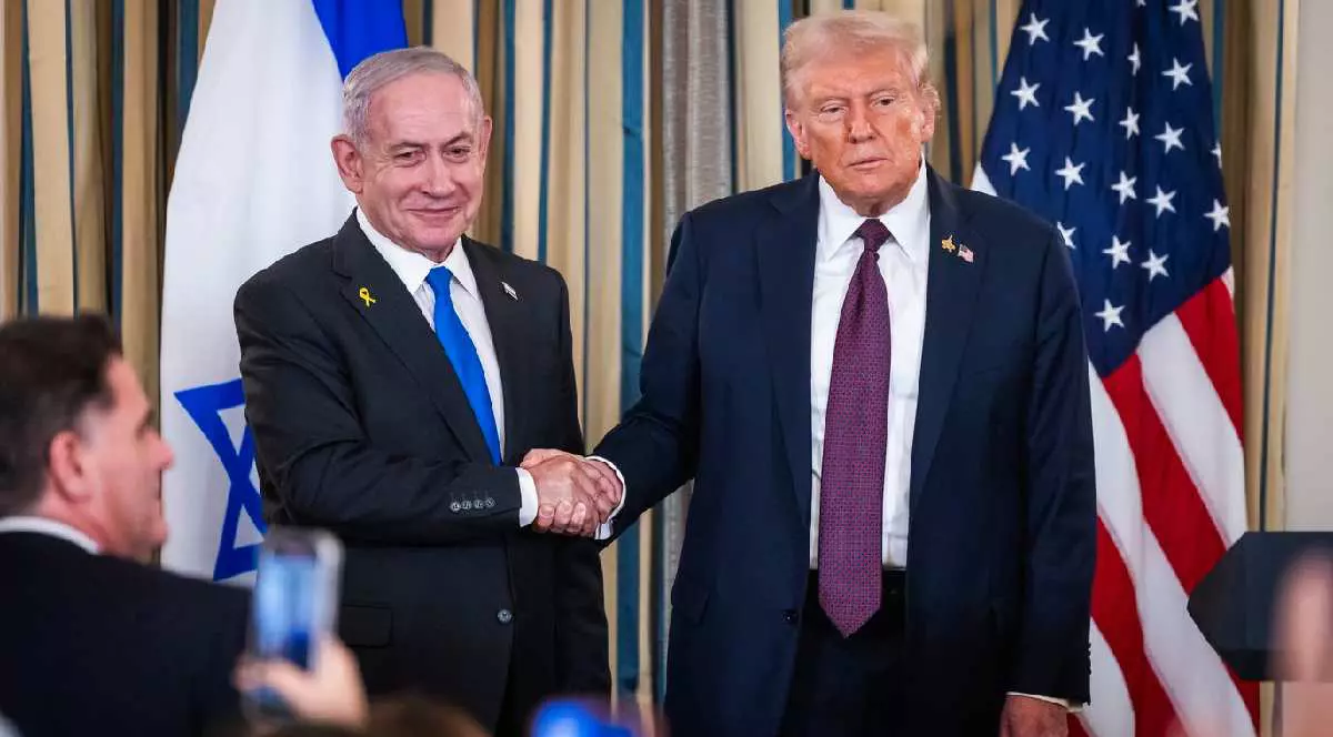 Donald Trump și Benjamin Netanyahu își strâng mâna în timpul conferinței de presă de la Casa Albă, desfășurată la Washington pe 29 septembrie 2025