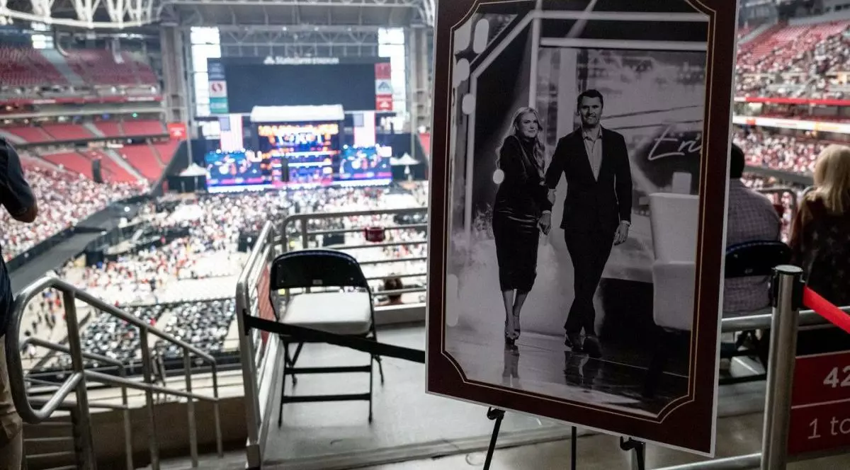 O imagine alb-negru cu activistul conservator Charlie Kirk și soția sa, Erika Kirk, expusă în timpul slujbei de pomenire pentru Charlie Kirk, pe stadionul State Farm din Glendale, Arizona, Statele Unite, pe 21 septembrie 2025.