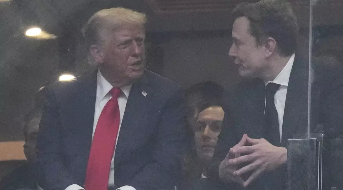 Donald Trump (stânga) și Elon Musk discută în lojă la funeraliile lui Charlie Kirk Foto; Profimedia